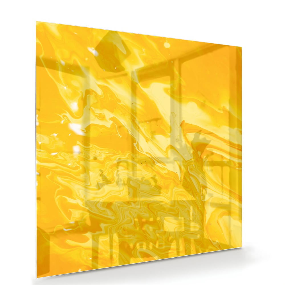 Abstract geel glazen schilderij aan de muur in een moderne woonkamer.