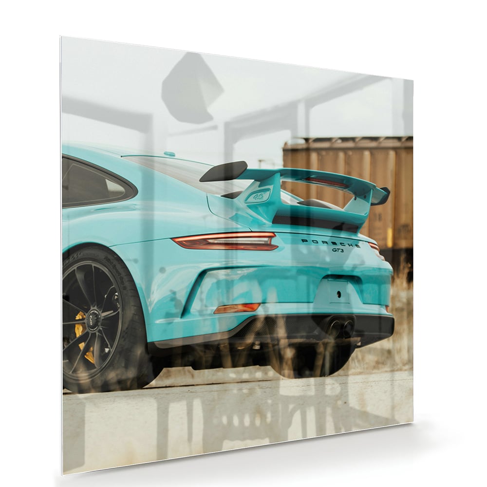 Glazen schilderij van een turquoise sportauto aan de muur in een moderne woonkamer