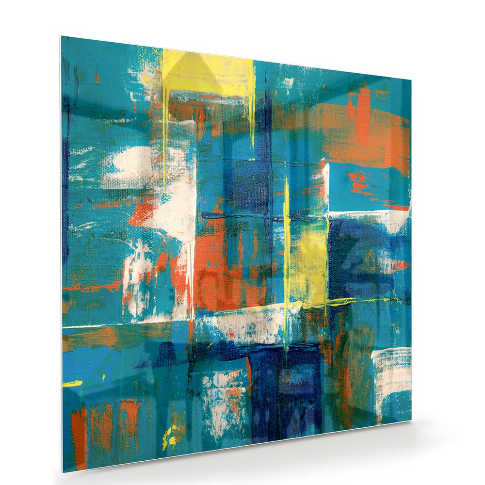 Kleurrijk abstract glazen schilderij in turquoise en oranje, genstalleerd in een moderne woonkamer.