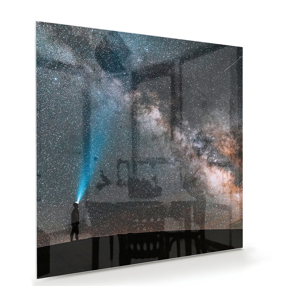 Glazen schilderij van een sterrenhemel met een lichtstraal.