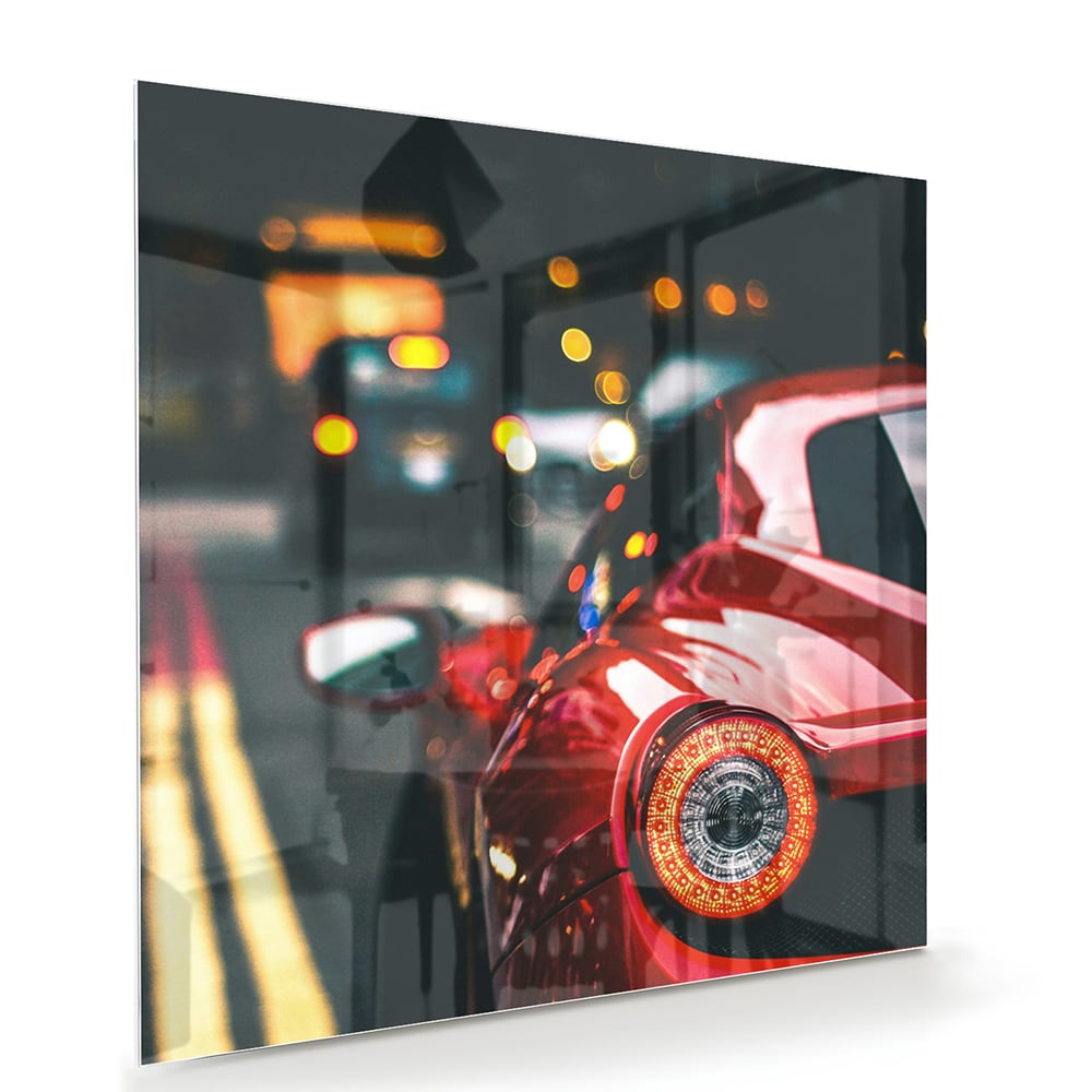 Glazen schilderij van een rode auto in een stedelijke omgeving