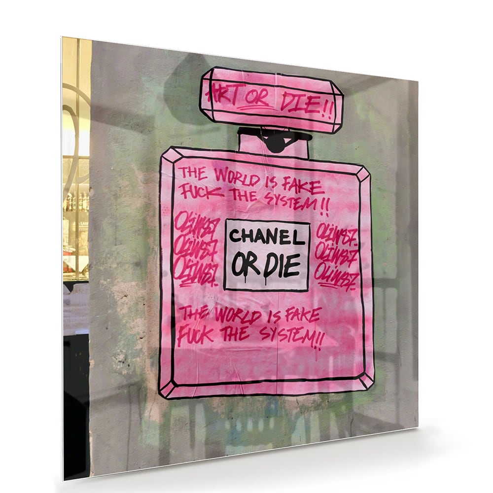 Glazen schilderij met de tekst 'Chanel or Die' in felle kleuren aan de muur.
