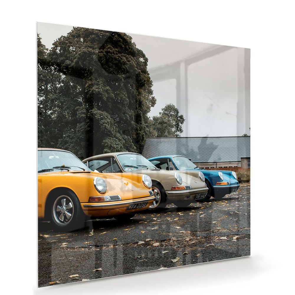 Glazen schilderij van een gele auto in een moderne woonkamer