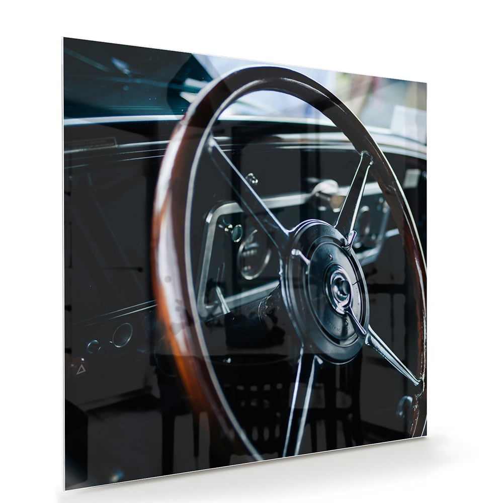Glazen schilderij van een vintage autostuur aan de muur