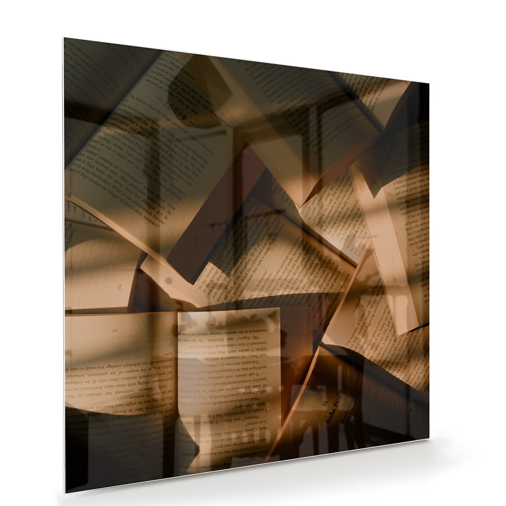 Glazen schilderij met abstracte vormen in moderne woonkamer