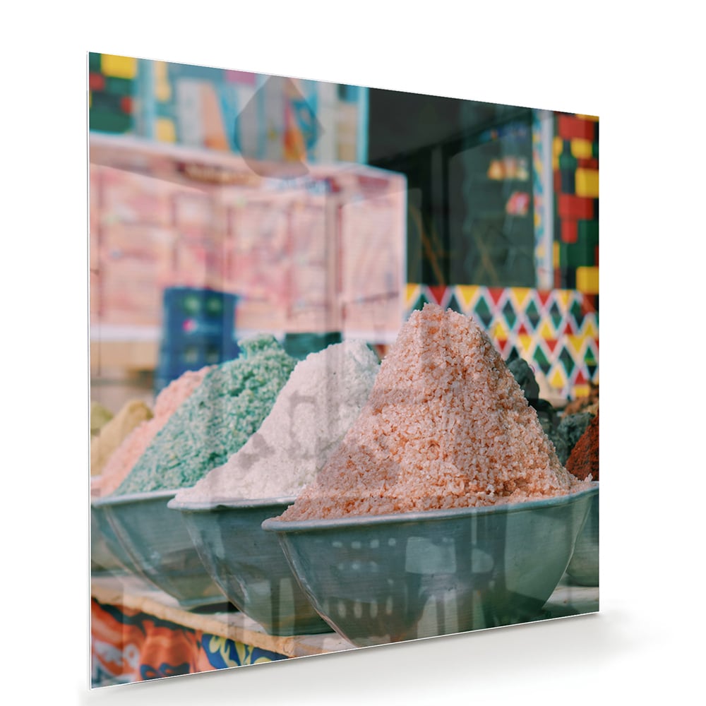 Kleurrijk glazen schilderij met verschillende specerijen in schalen