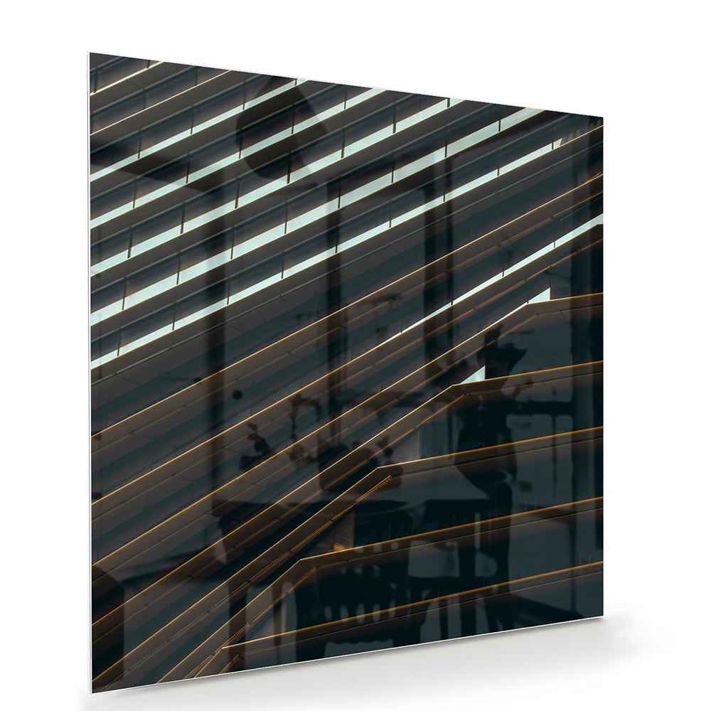 Stijlvol glazen schilderij met zwarte lijnen aan de muur in een moderne woonkamer.