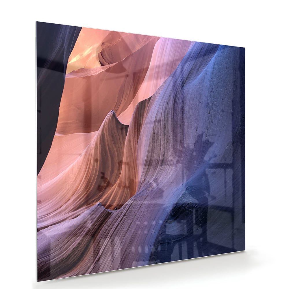 Abstract glazen schilderij met warme kleuren aan de muur
