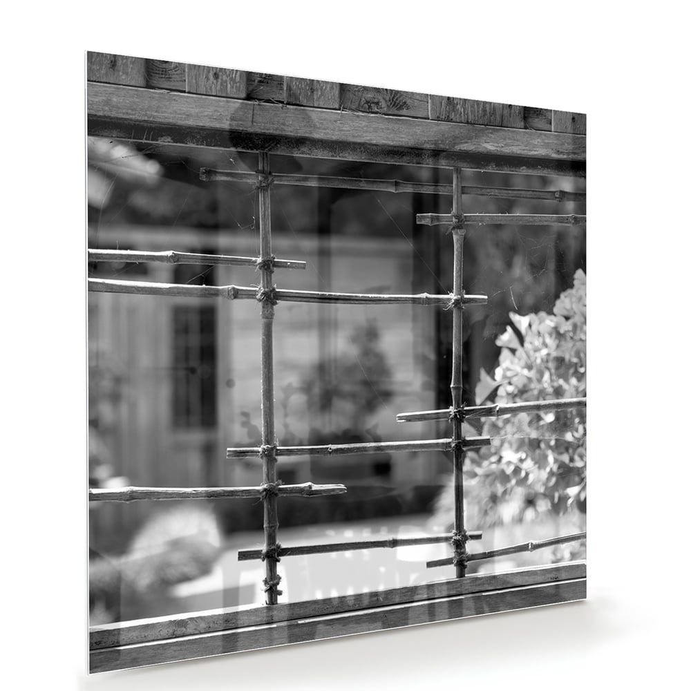 Glazen schilderij met chique raamuitzicht in een moderne woonkamer