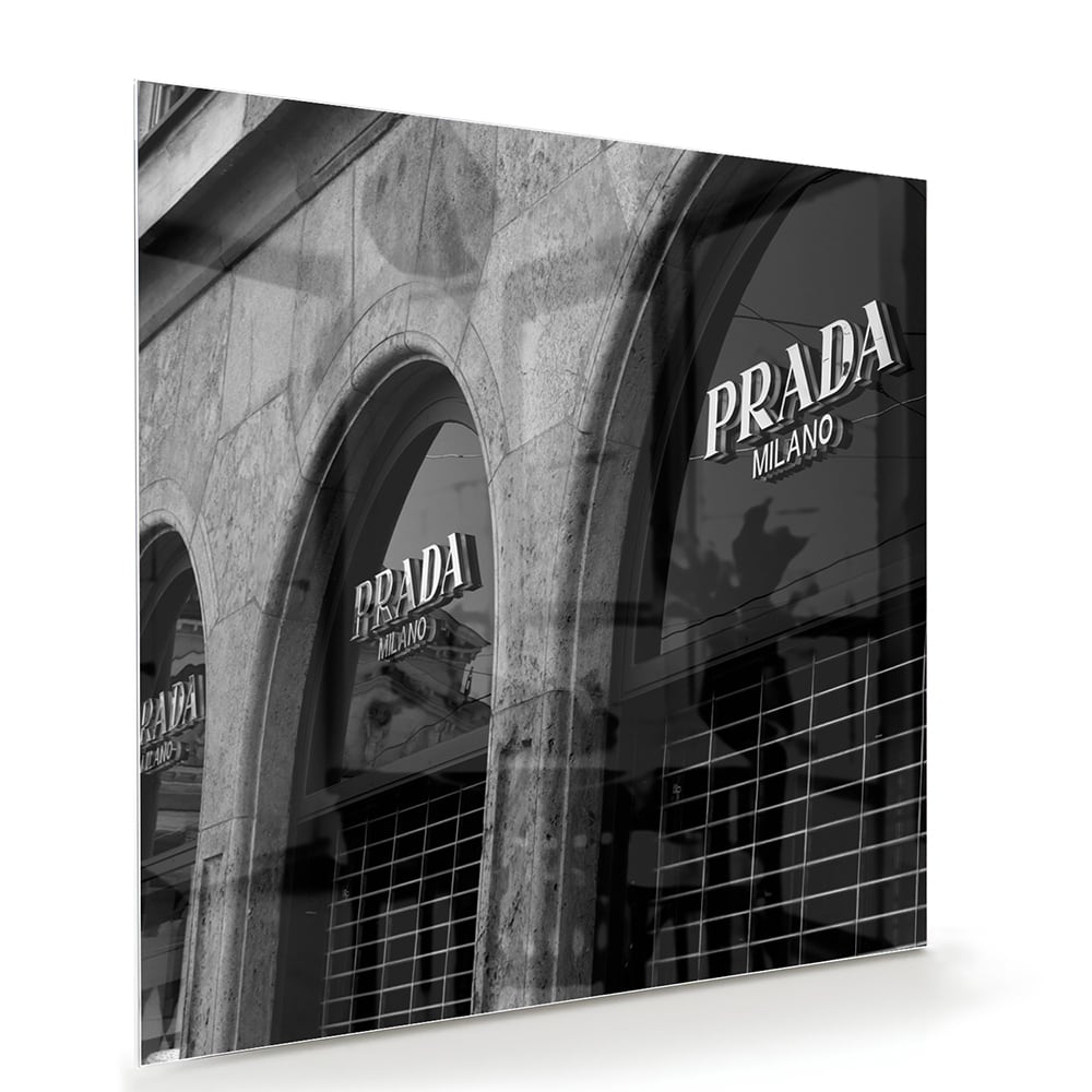 Glazen schilderij van een Prada etalage in zwart-wit, geschikt voor moderne interieurs.