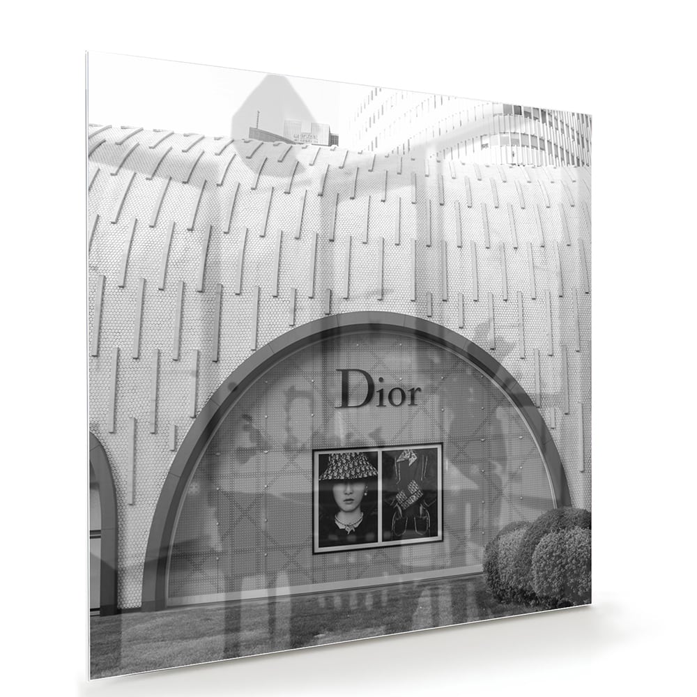 Glazen schilderij van de Dior etalage in zwart-wit, perfect voor interieurdecoratie
