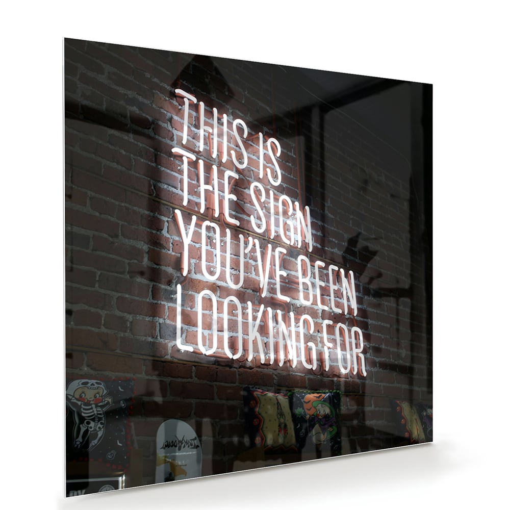 Glazen schilderij met inspirerende tekst in een modern interieur.