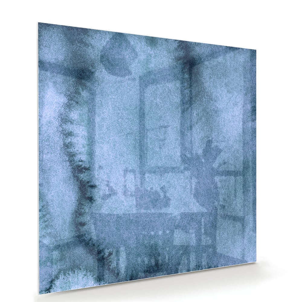 Blauw glazen schilderij aan de muur boven een houten kast in een elegant interieur.