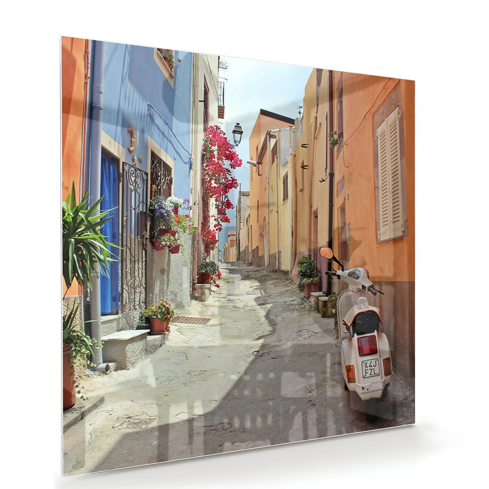 Glazen schilderij van een kleurrijke straat met een Vespa en bloeiende planten.