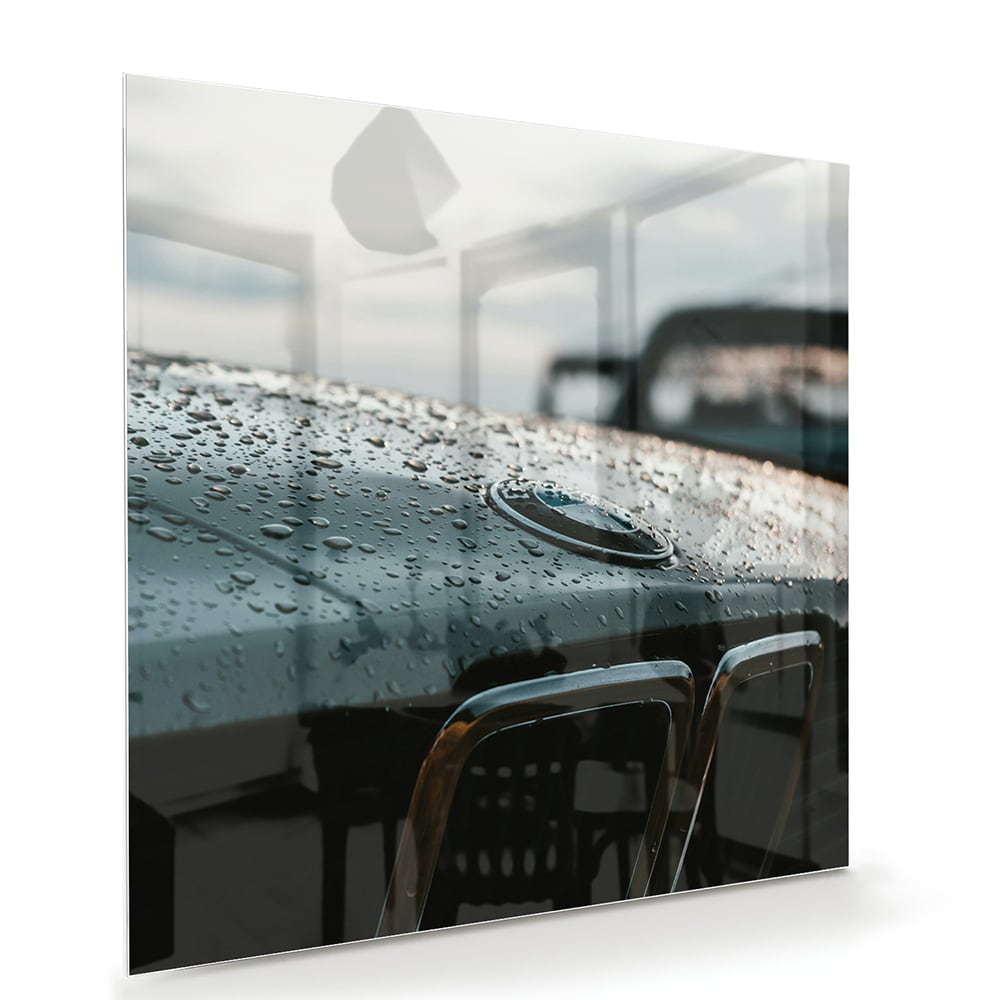 Glazen schilderij van een natte autoruit in een modern interieur