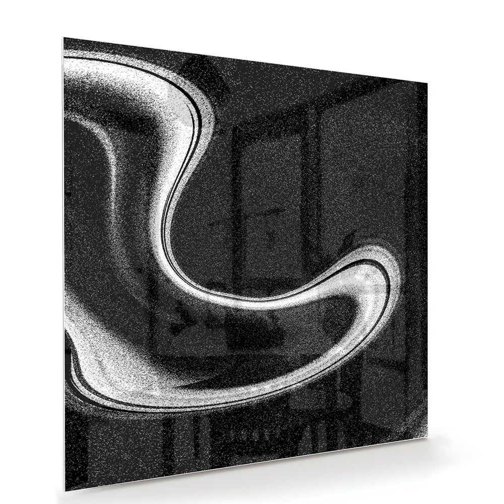 Zwart-wit glazen schilderij met abstracte golven, geschikt voor moderne interieurs.