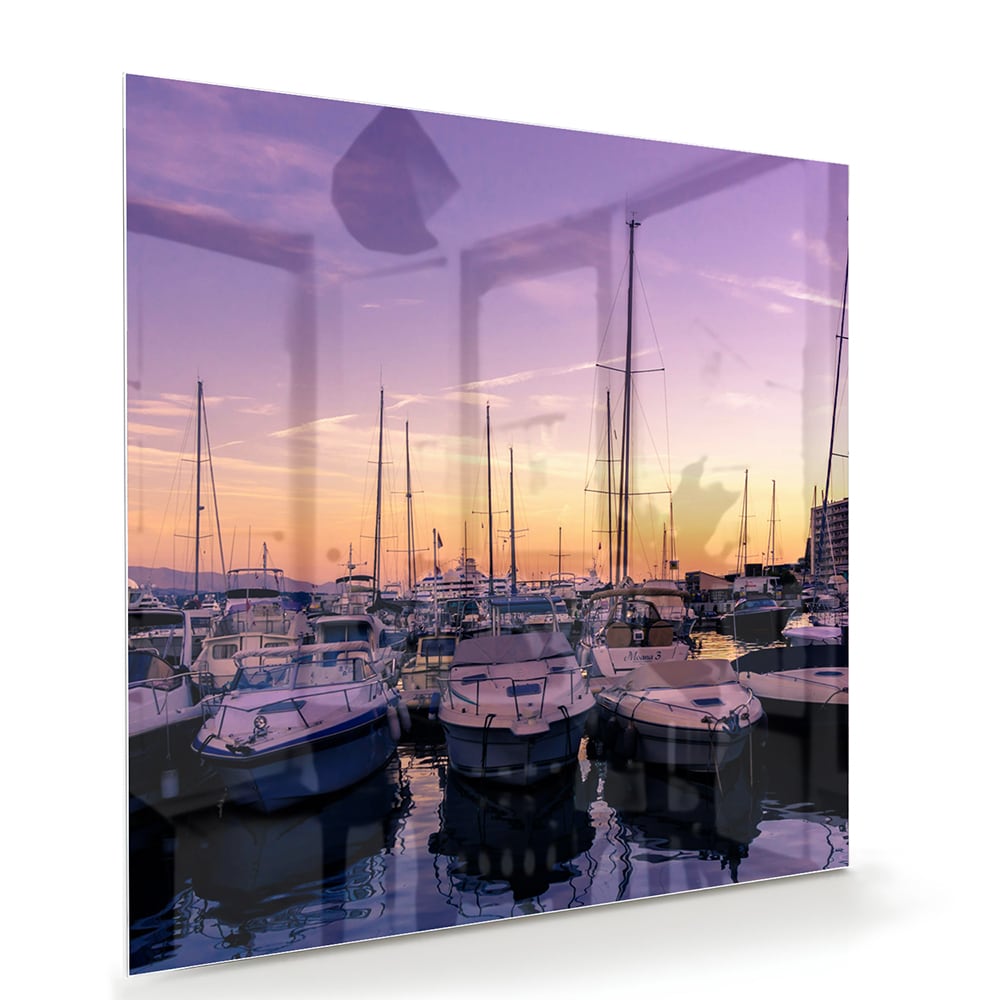 Glazen schilderij van een zonsondergang bij de haven met boten