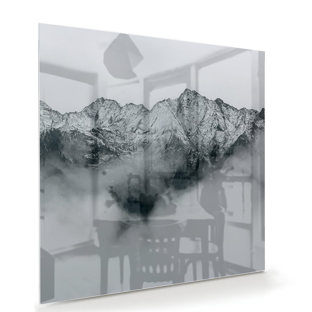 Glazen schilderij met bergen in zwart-wit, hangend aan de muur
