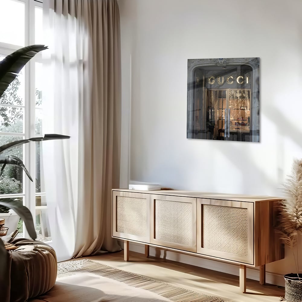 Elegant glazen schilderij van de Gucci etalage in een modern interieur.