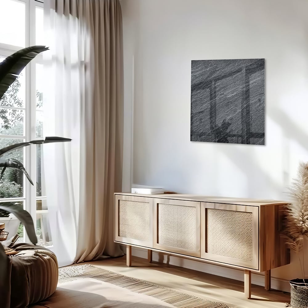Abstract glazen schilderij in grijstinten aan de muur.