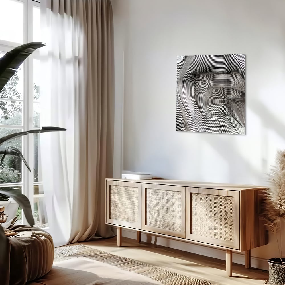 Abstract glazen schilderij met golvende lijnen in een lichte ruimte