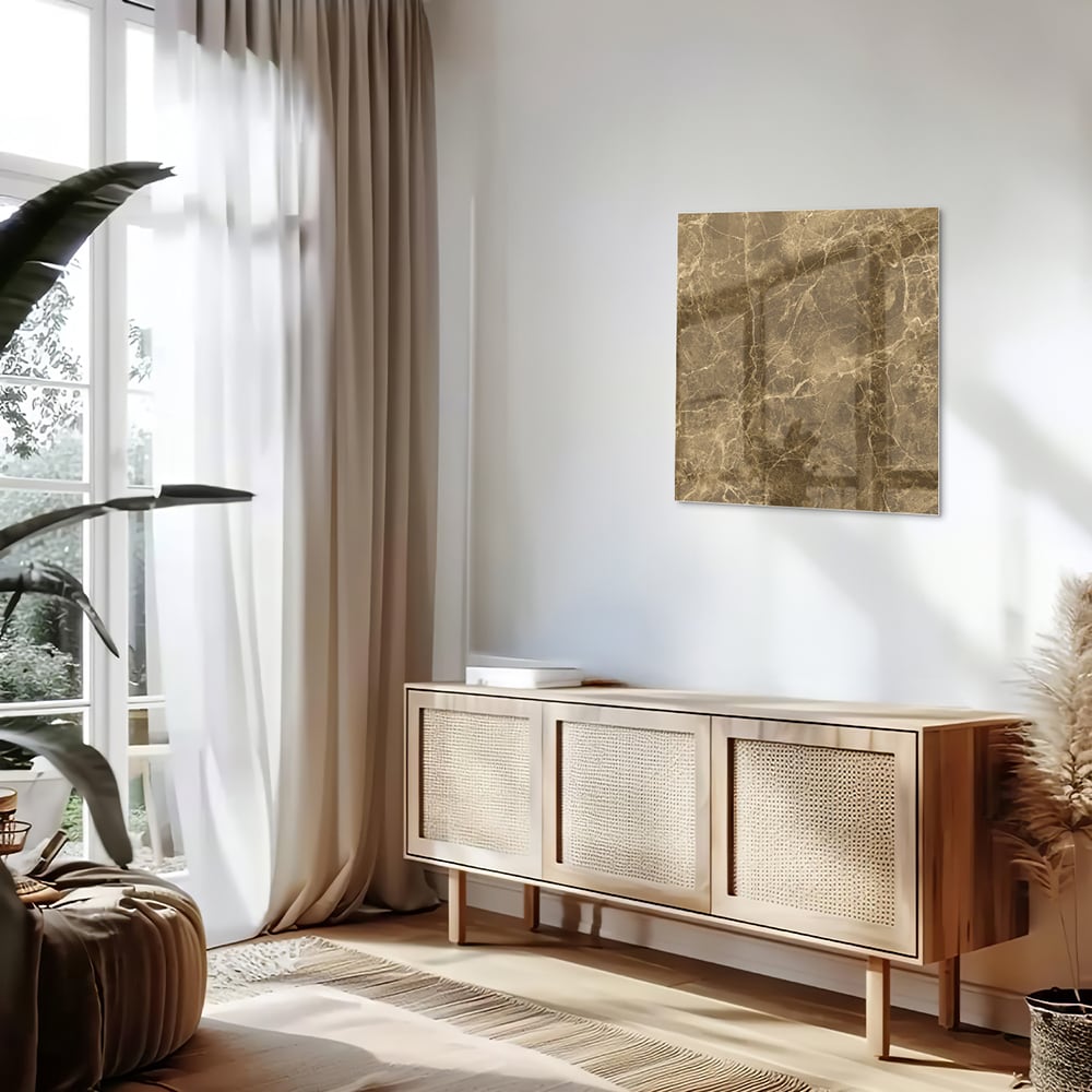 Goudkleurig glazen schilderij met marmer effect aan de muur