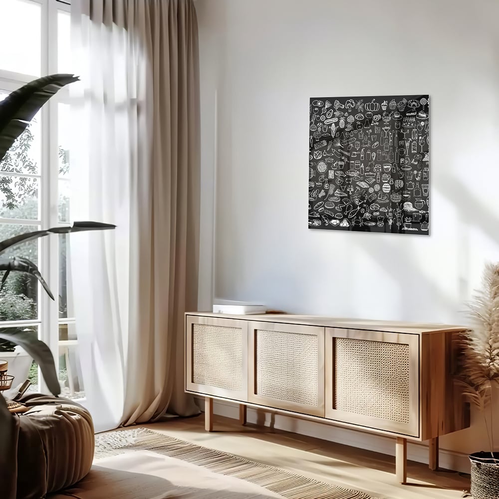 Glazen schilderij met zwart-witte illustraties aan een muur