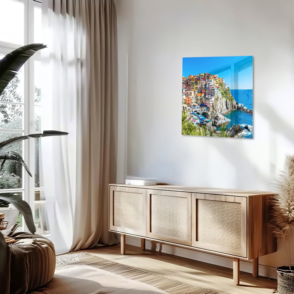 Glazen schilderij van een kleurrijke kustlijn met huizen aan de zee
