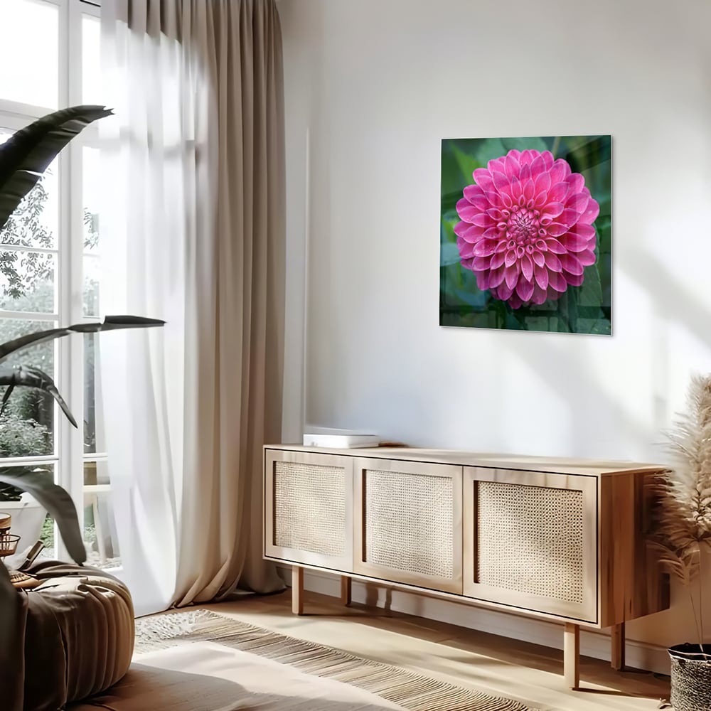 Glazen schilderij met een grote roze bloem, perfect voor wanddecoratie.