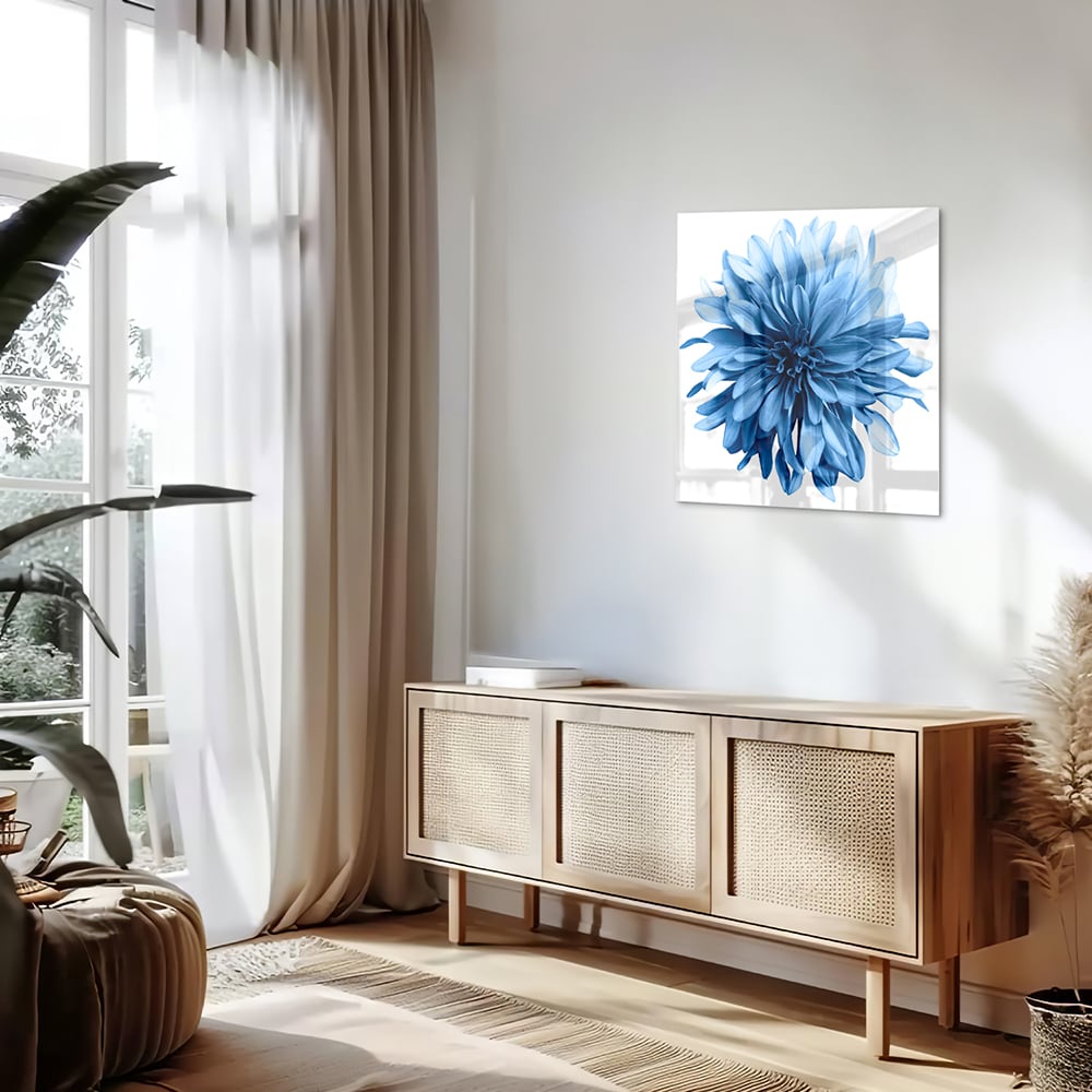 Glazen schilderij van een blauwe bloem in een moderne woonkamer