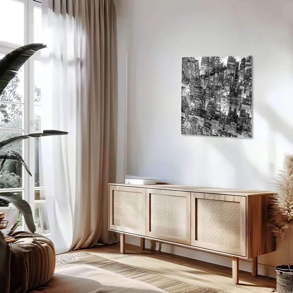 Zwart-wit glazen schilderij van een stad, prachtig decor voor modern interieur.