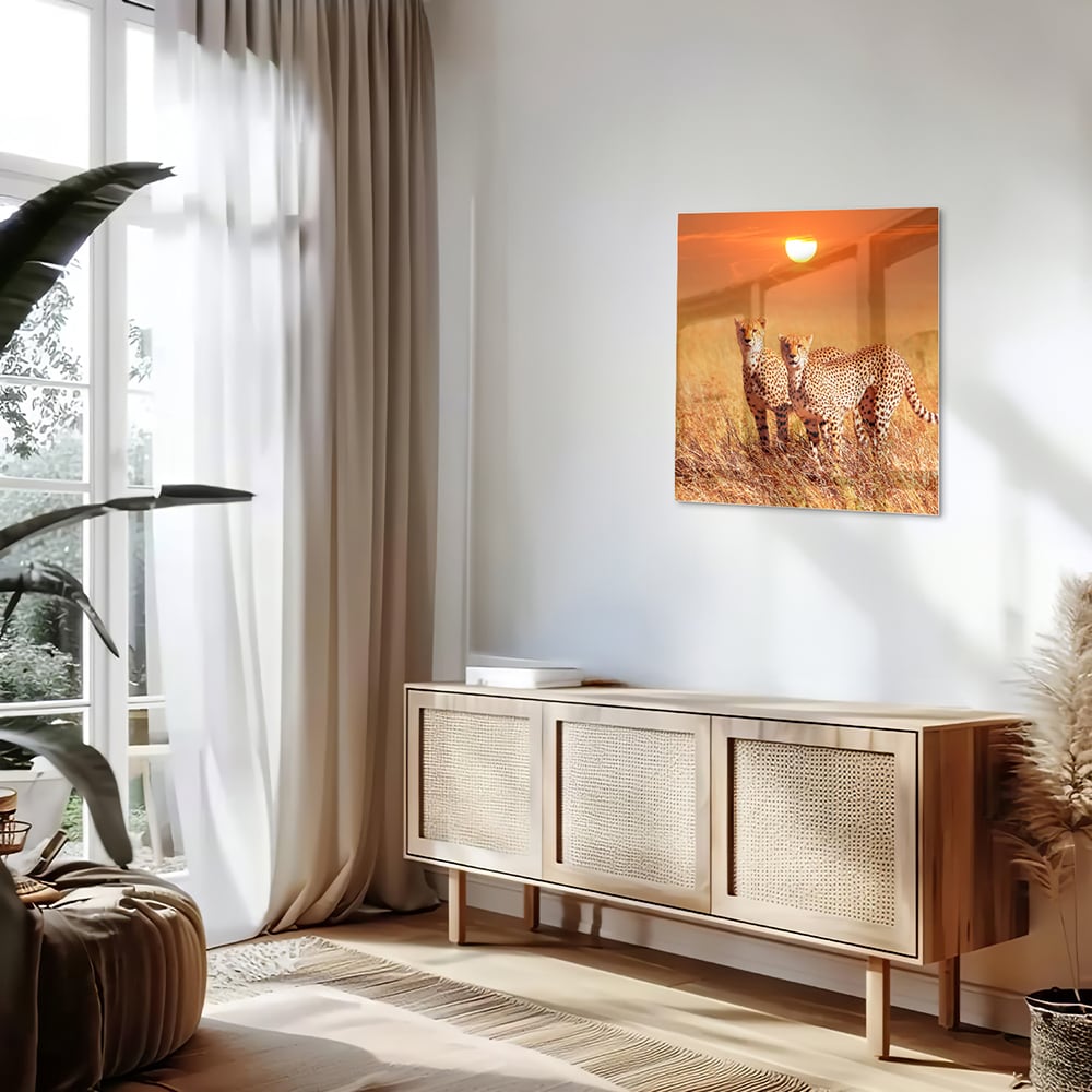Glazen schilderij van twee cheeta's in een gouden savanne bij zonsondergang.