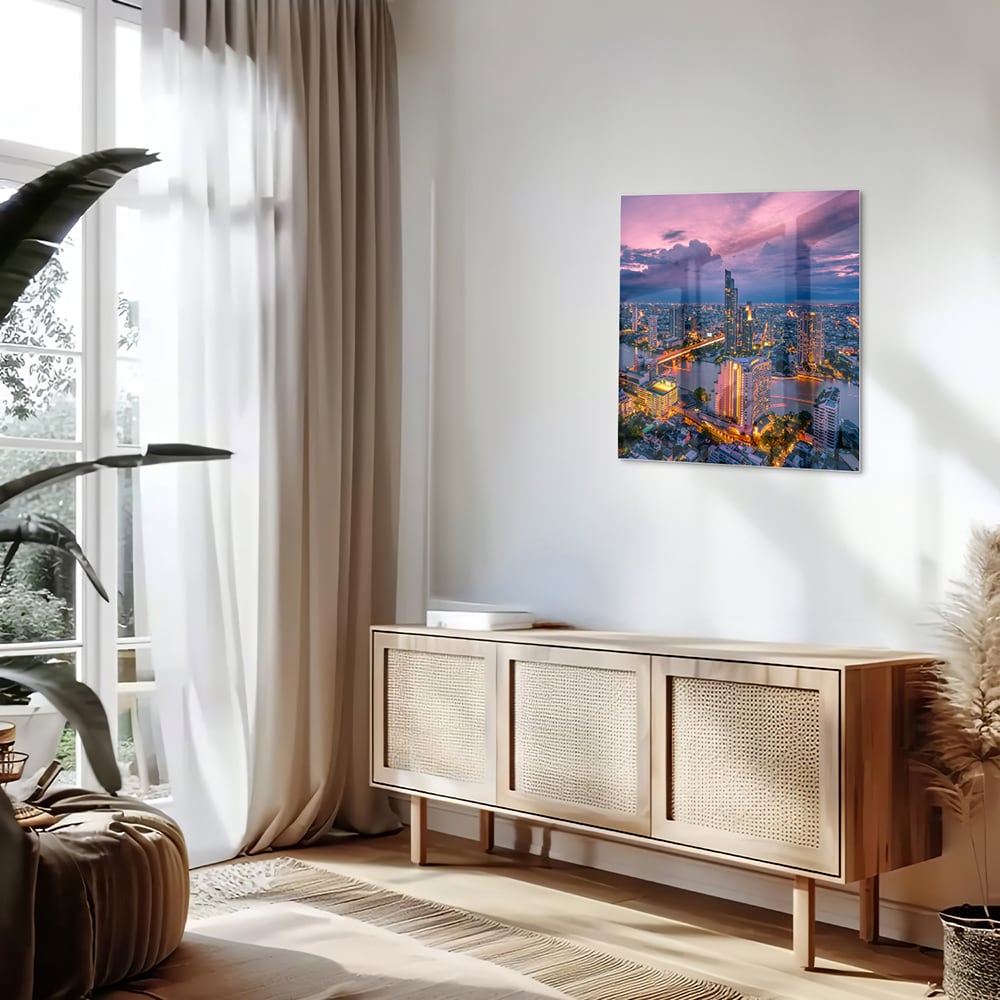 Glazen schilderij van een stad met avondlicht, perfect voor in huis.