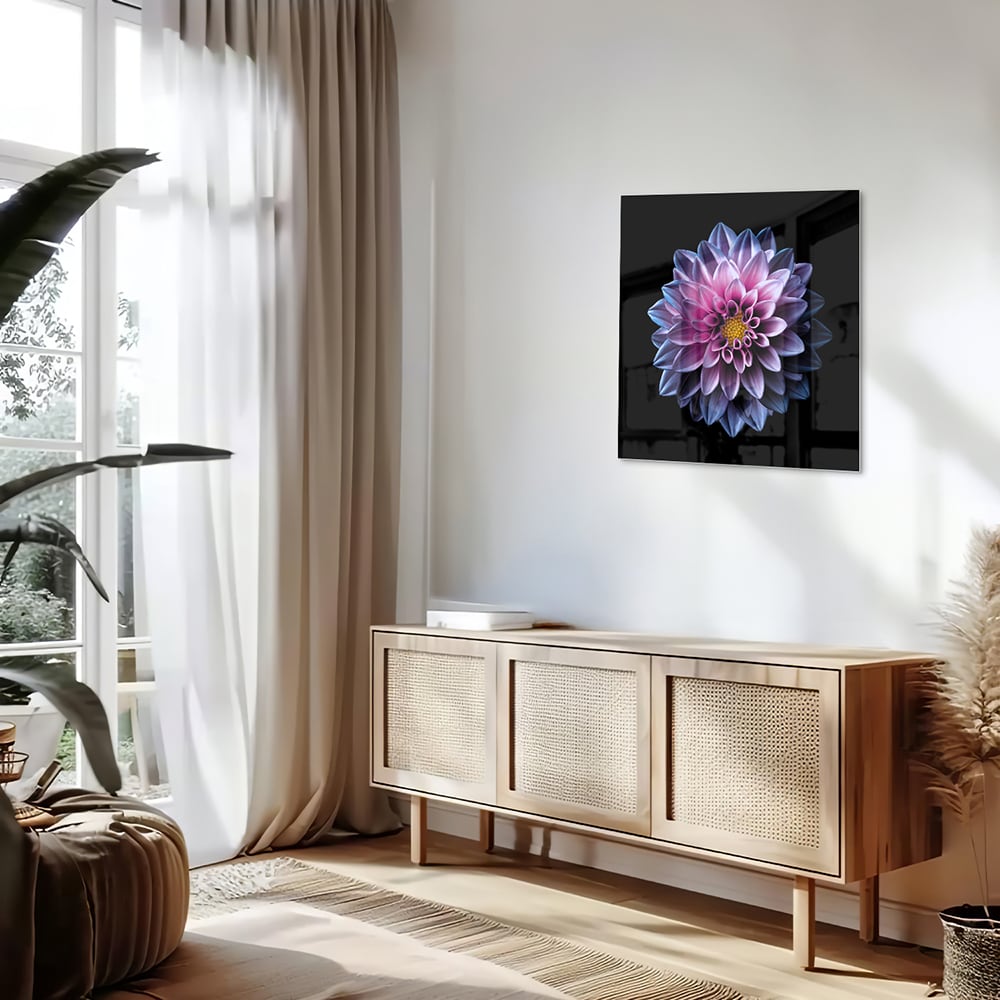 Glazen schilderij van een roze bloem aan de muur in een stijlvolle woonkamer.