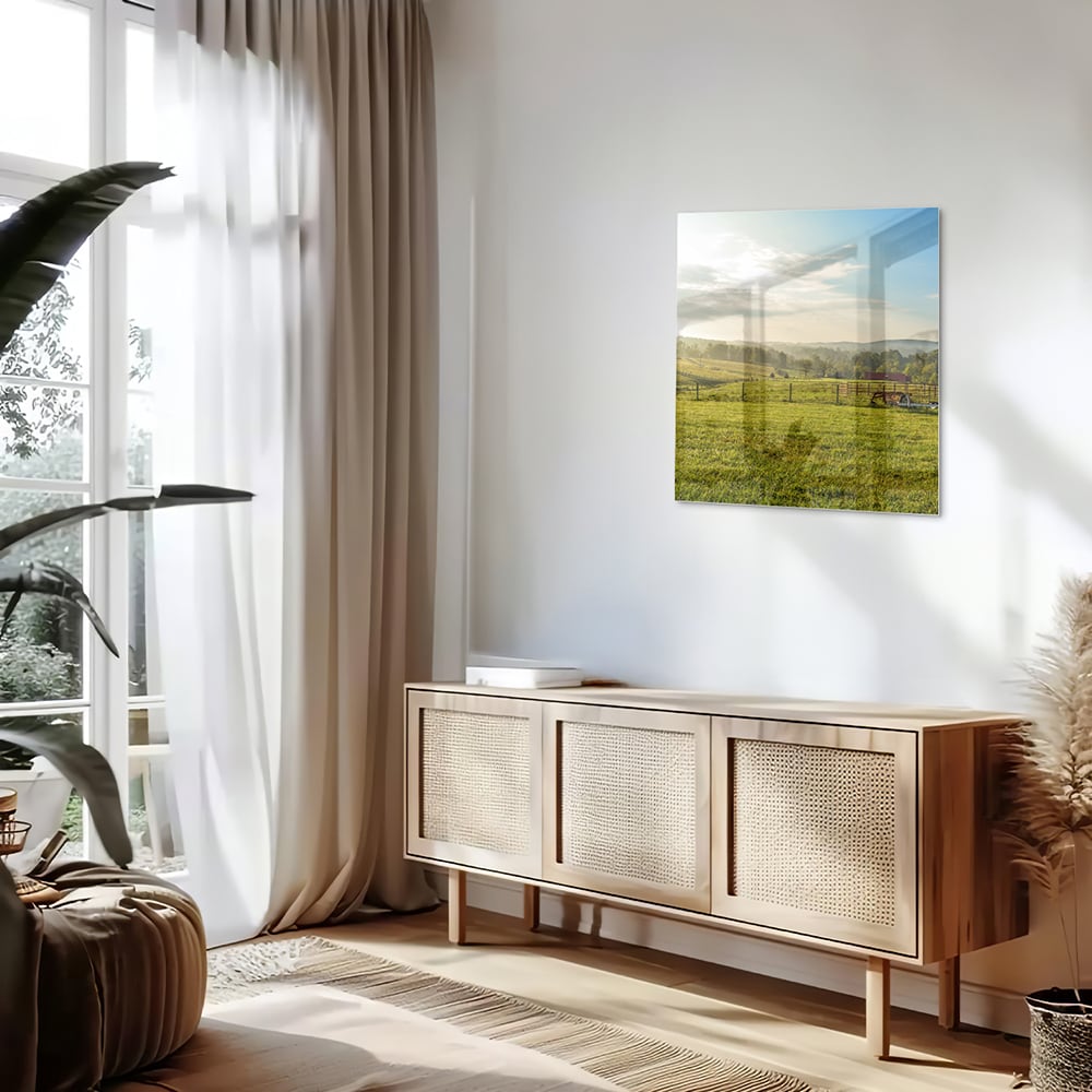 Glazen schilderij van een groene weide onder een blauwe lucht.