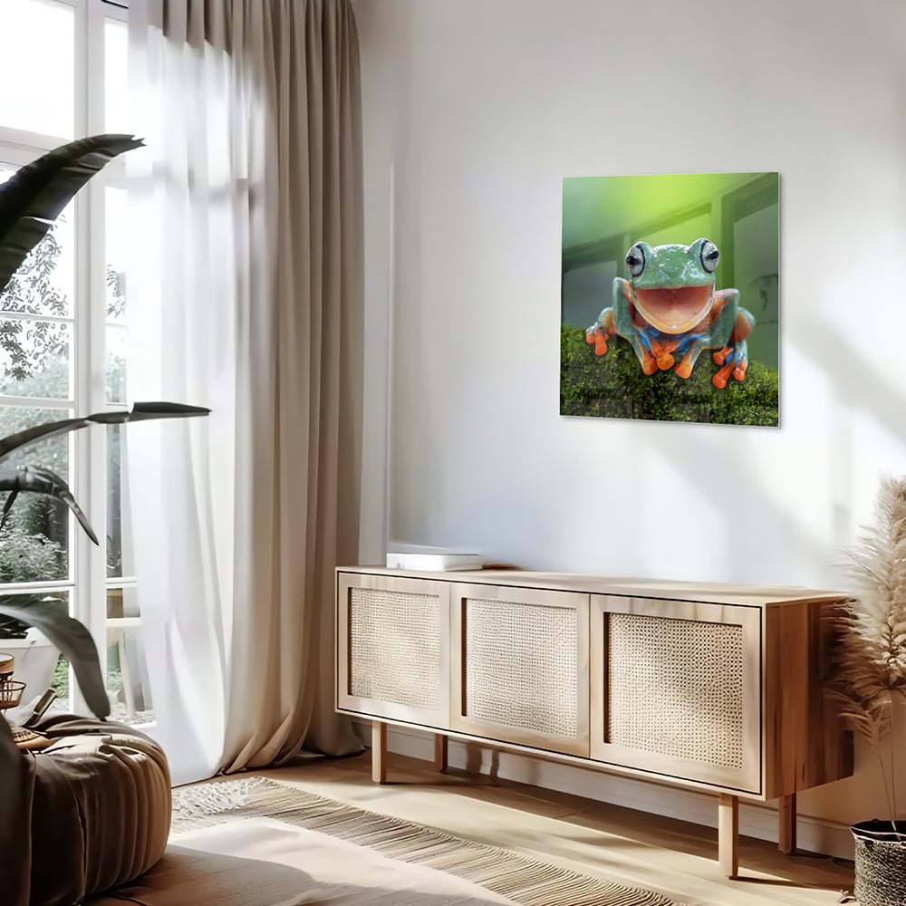 Glazen schilderij van een vrolijke boomkikker op een groene achtergrond
