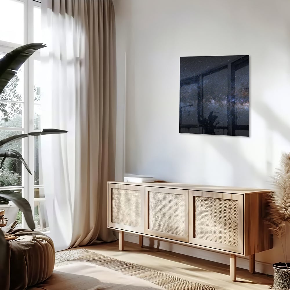 Glas schilderij met een sterrenhemel in een moderne woonkamer.
