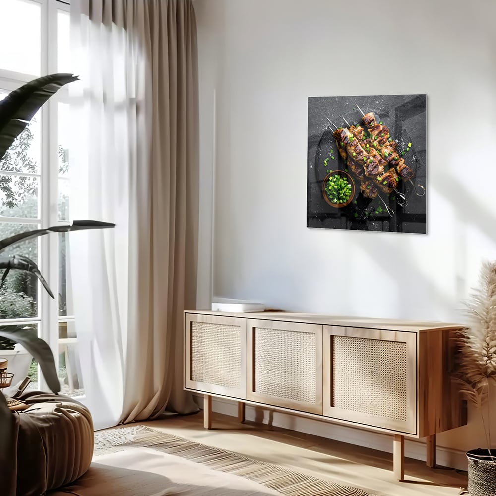 Glazen schilderij met kebabs op een zwarte achtergrond, perfect voor keuken decoratie.