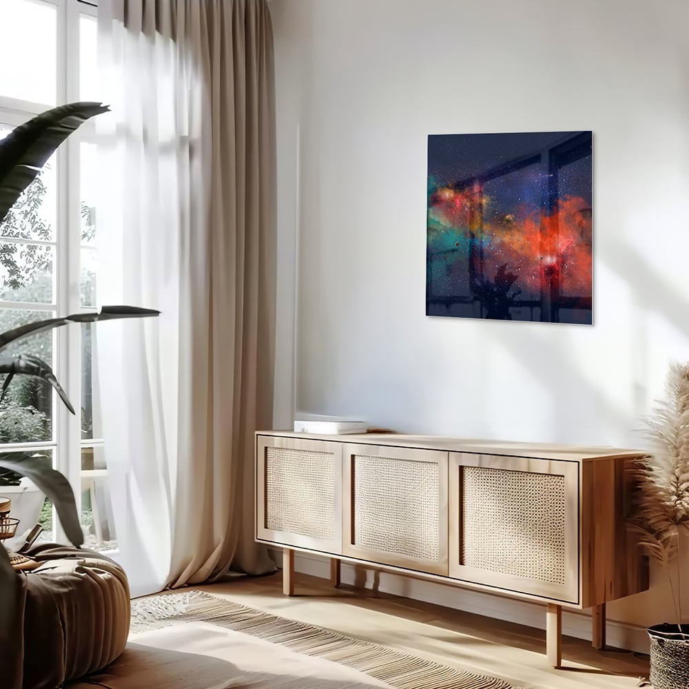 Glazen schilderij van een sterrenstelsel in levendige kleuren aan de muur.
