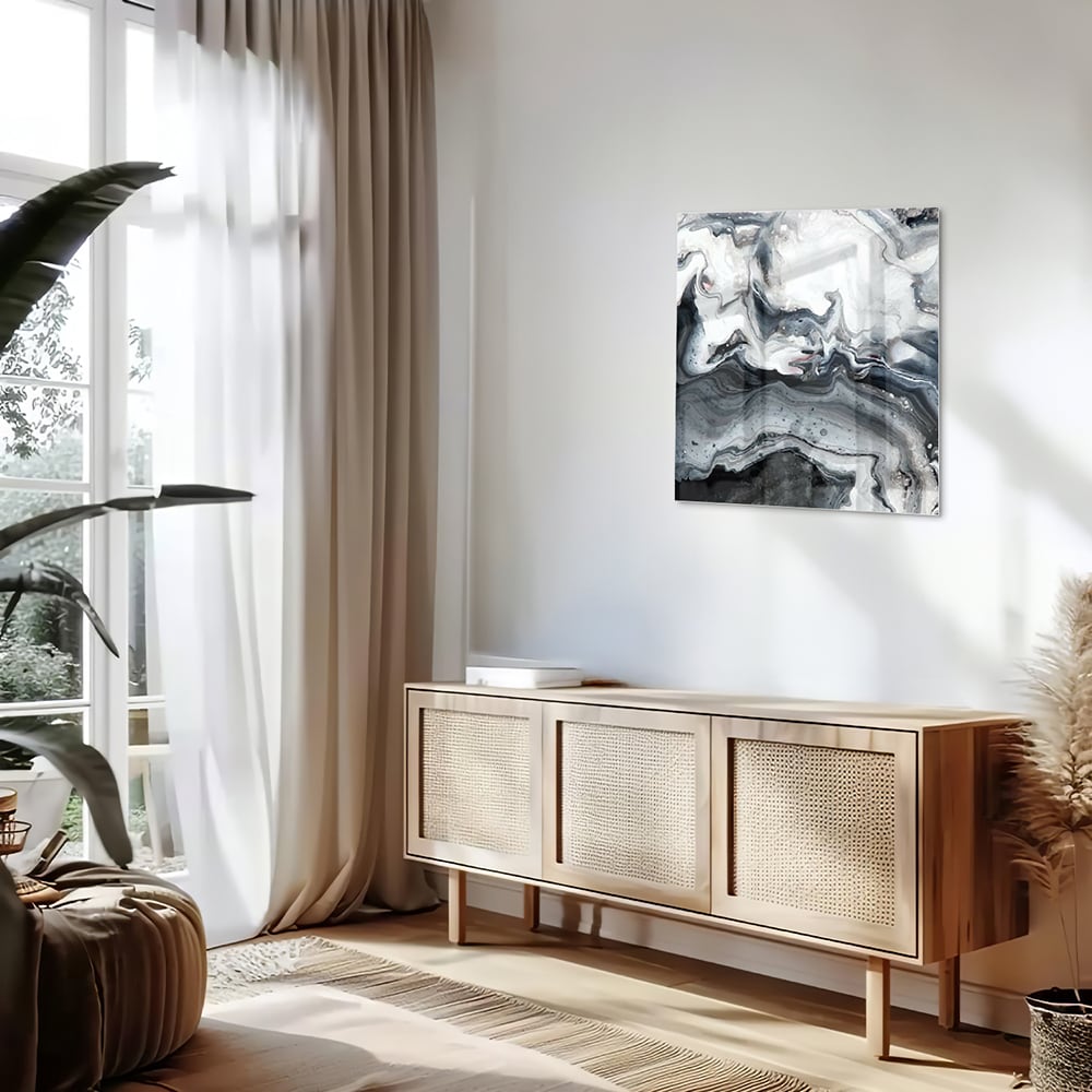Abstract glazen schilderij met grijze en witte tinten aan de muur.
