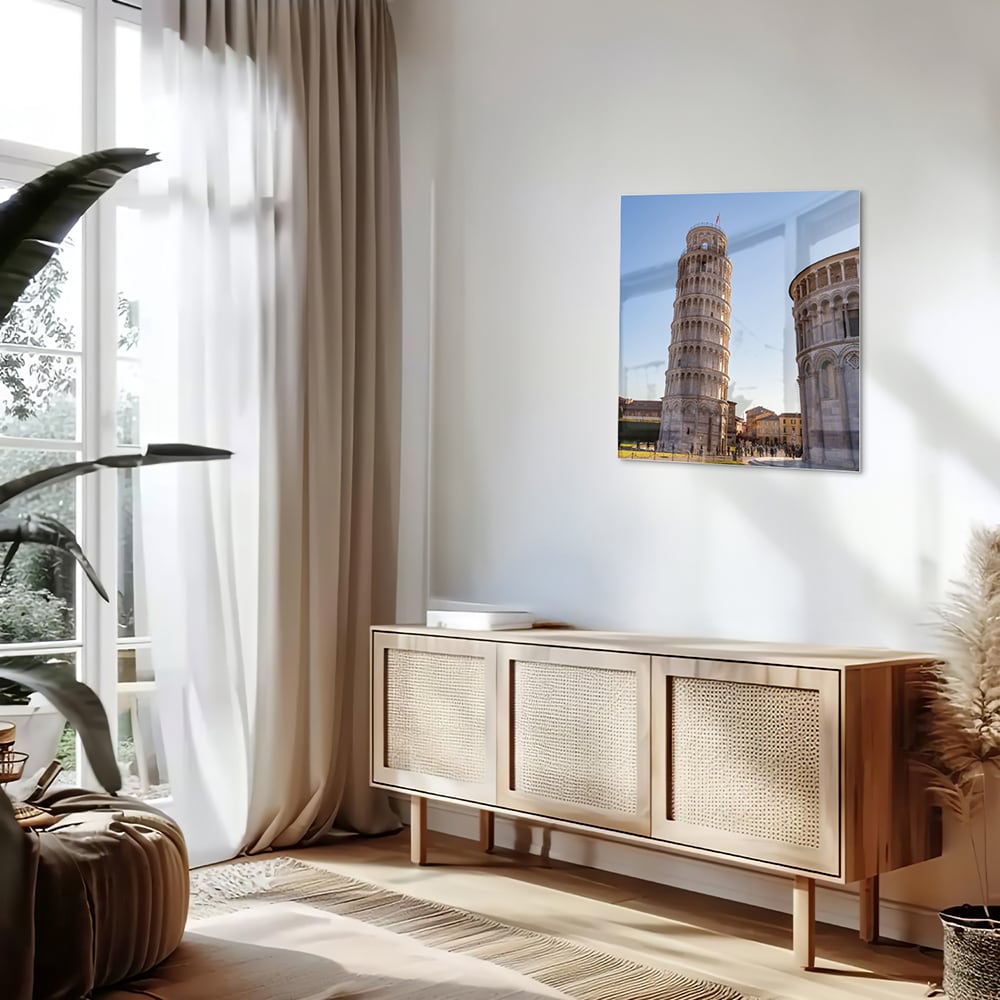 Glazen schilderij van de Toren van Pisa in een stijlvolle woonkamer.