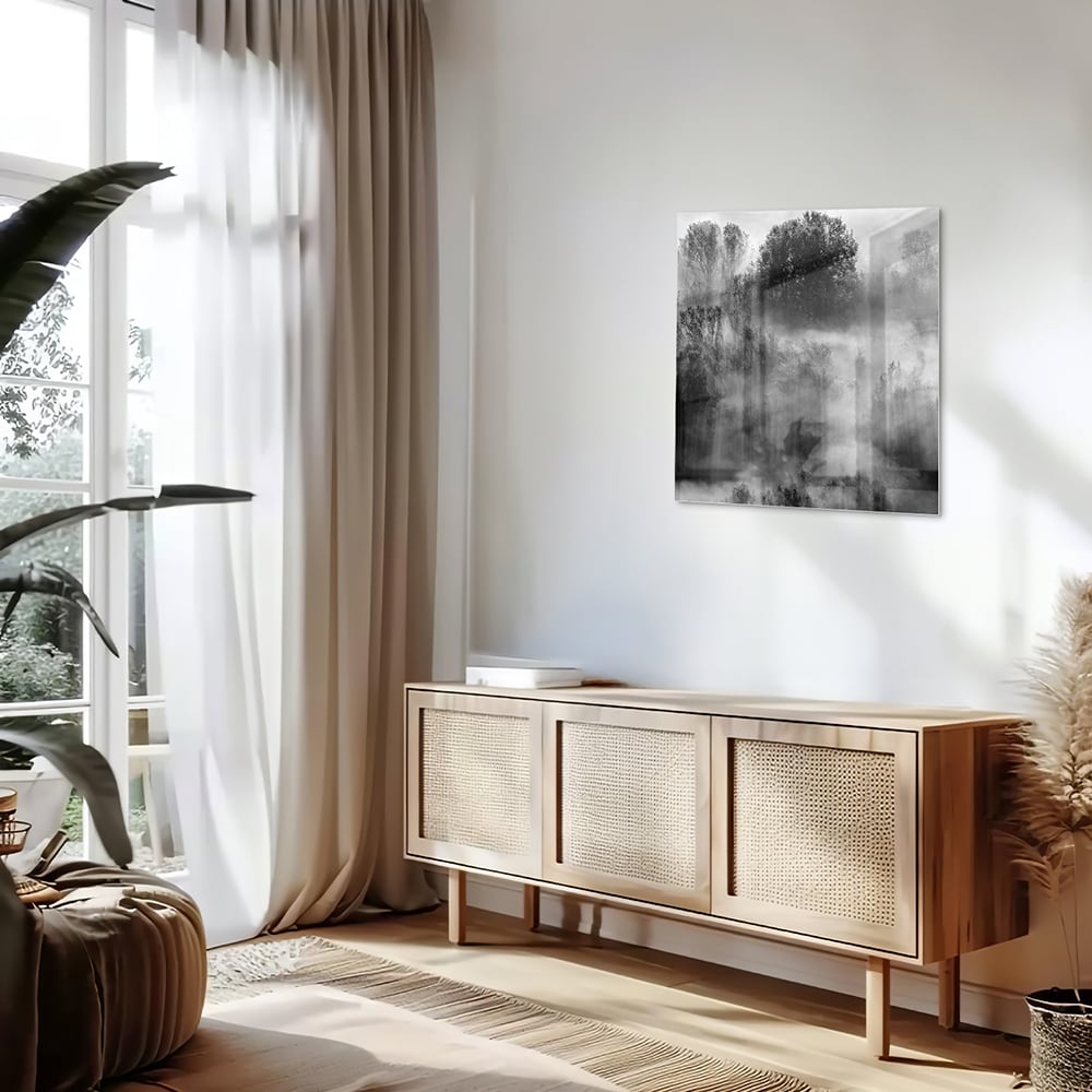 Glazen schilderij met een abstract zwart-wit landschap van bomen in de mist.