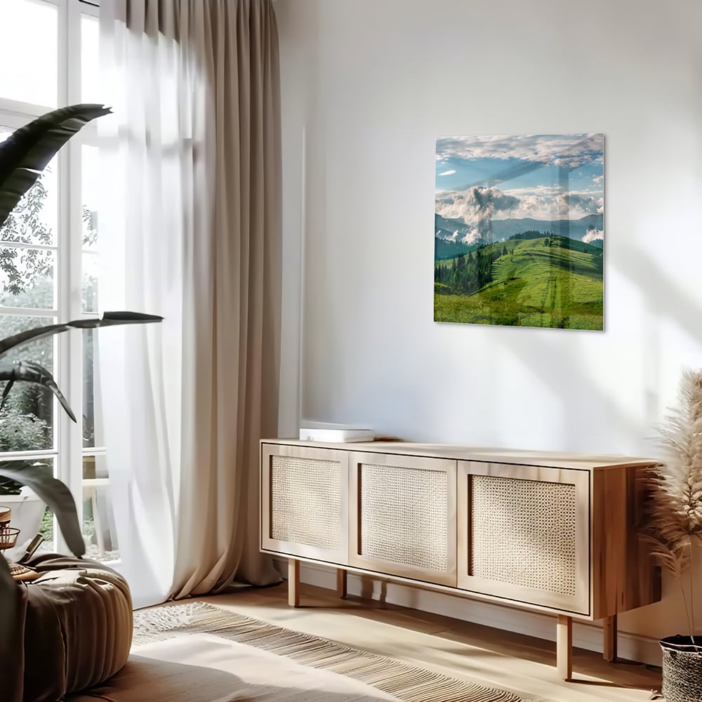 Glas schilderij van een prachtig berglandschap met groene heuvels en bergen.