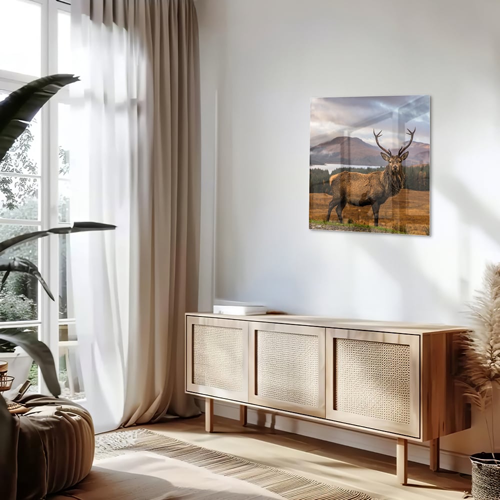 Glazen schilderij van een hert op een natuurlijke achtergrond.