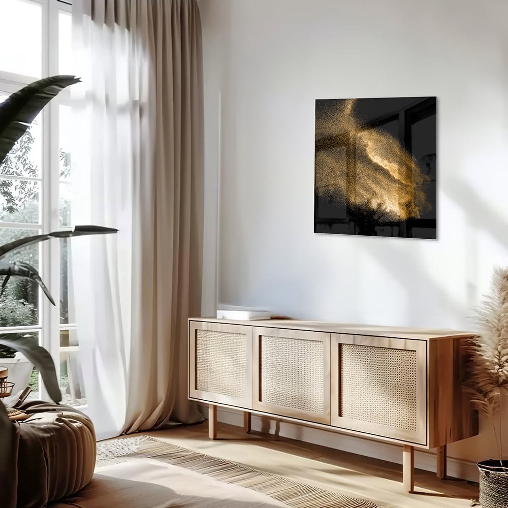 Glazen schilderij met een gouden hand op een zwarte achtergrond.