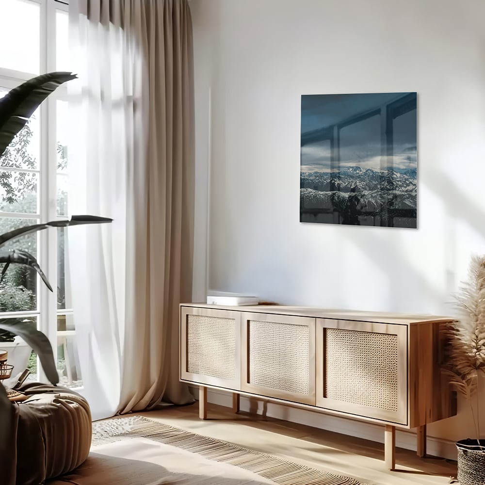 Glazen schilderij van een majestueus berglandschap met sneeuwtoppen