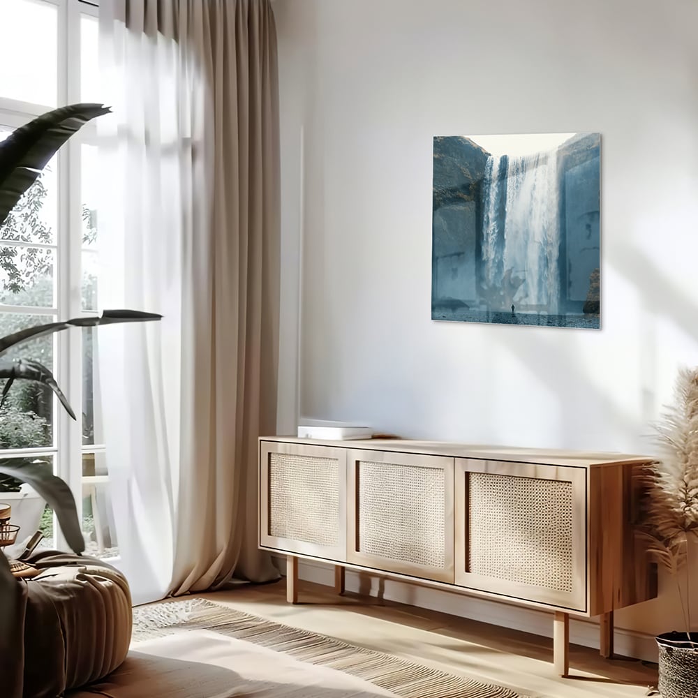 Glazen schilderij van een waterval in een moderne woonkamer.
