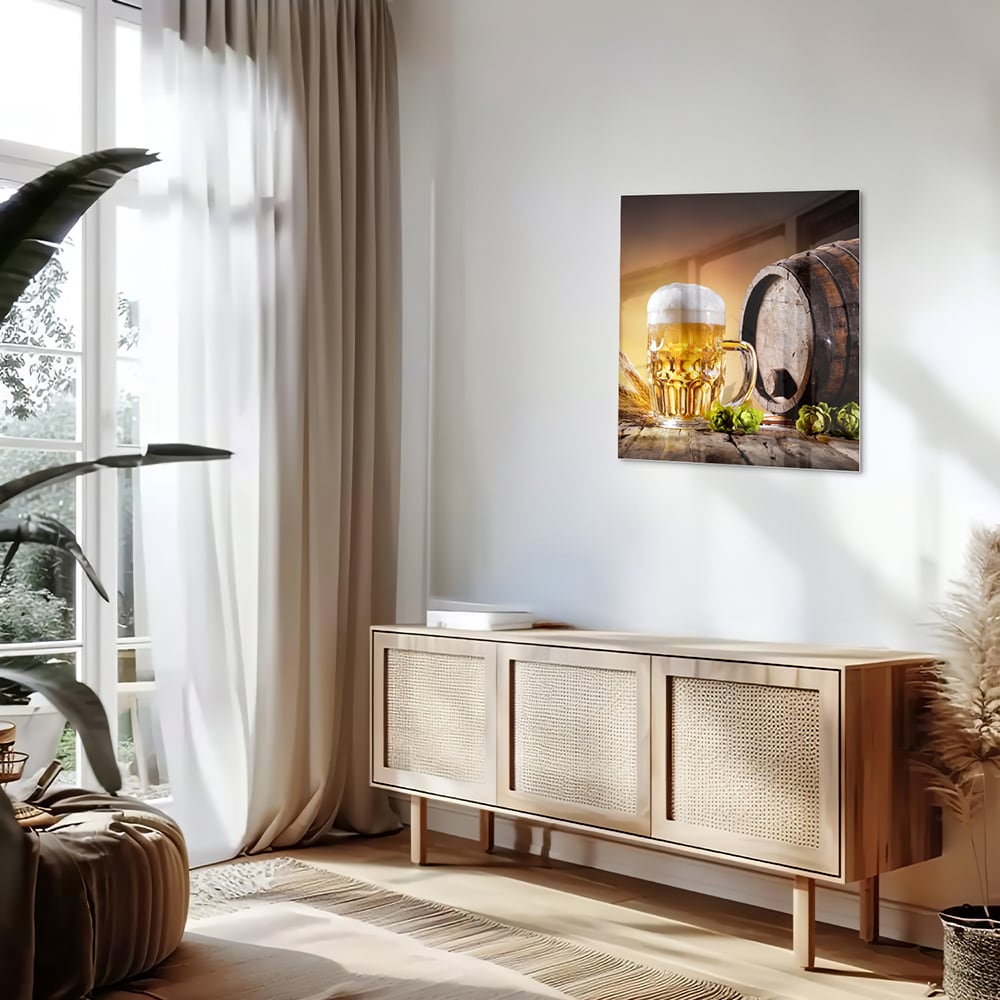 Glazen schilderij van een koud biertje op een houten tafel met groen in de achtergrond.