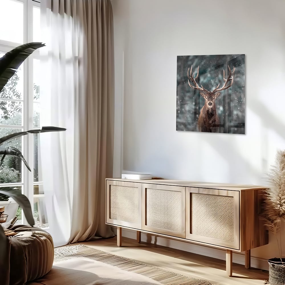 Glazen schilderij van een hert in een winterse setting