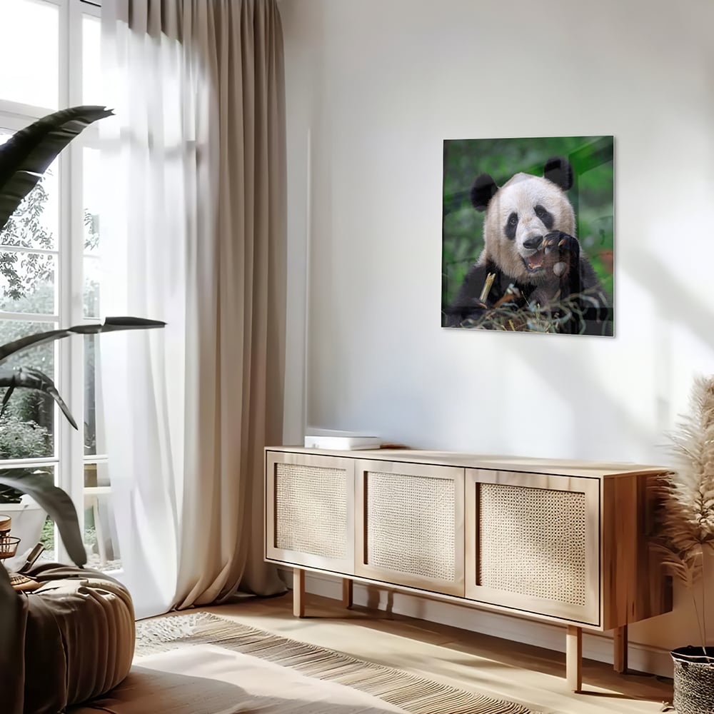 Glazen schilderij met een panda in een groene omgeving, perfect voor mooie interieurdecoratie.